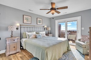 4 bedrooms, iron/ironing board, WiFi, bed sheets - Pet Friendly, Hot Tub, One Level & OCEAN FRONT! (Emerald Isle)