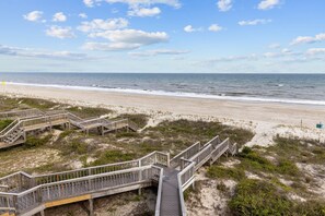 On the beach - 4BR Ocean Front - King MBR with Views! (Emerald Isle)