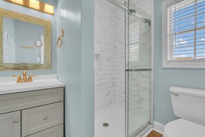 Bathroom - 4BR Ocean Front - DOG OK - Close to town! (Emerald Isle)