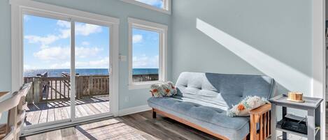 Una televisión, un reproductor estéreo