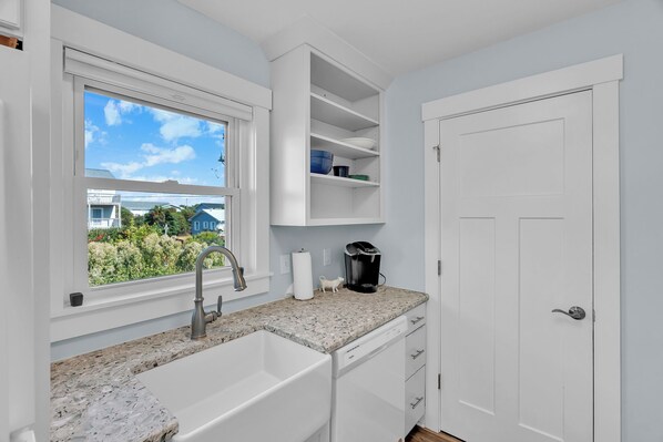 Køleskab, mikrobølgeovn, ovn, kogeplade