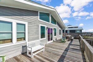 Outdoor dining - Open Thanksgiving Week! Ocean front & DOGS OK!! (Emerald Isle)