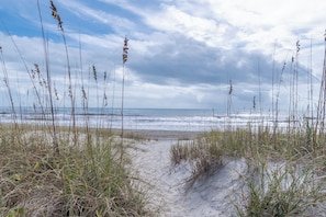 On the beach - 5BR - Ocean Front - Pool Table! (Emerald Isle)