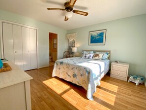 5 bedrooms, travel crib, WiFi, bed sheets - POOL and beach access steps away from driveway! (Emerald Isle)