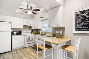 Kjøleskap, mikrobølgeovn, ovn og kokeplater