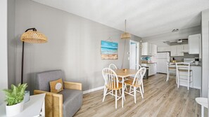 Dining - Blue Bungalow -Pool and Beach retreat! (St. Augustine Beach)
