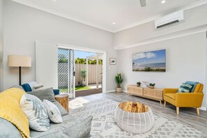 Smart TV - Beach & Harbour Access - Ideal for Whale Watching (Urangan)