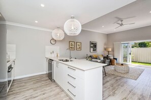 Interior - Beach & Harbour Access - Ideal for Whale Watching (Urangan)