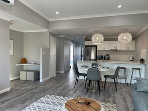 Smart TV - Beach & Harbour Access - Ideal for Whale Watching (Urangan)