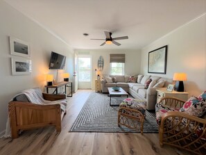 Smart-TV, Bücher, Stereoanlage