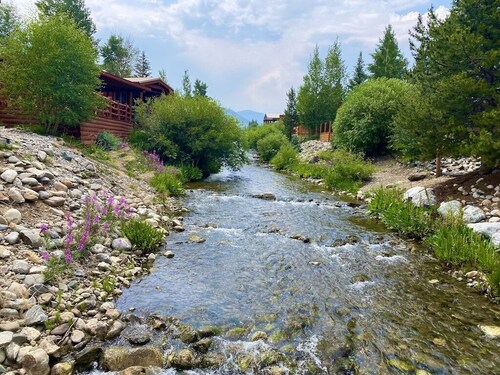 Rock Crawlers Retreat romantic and warm 5 min to Breck on Shuttle route