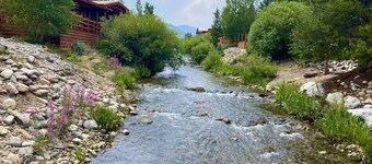 Rock Crawlers Retreat romantic and warm 5 min to Breck on Shuttle route