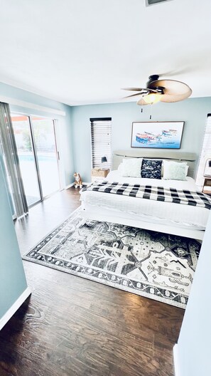 3 bedrooms, iron/ironing board, WiFi, bed sheets - Private pool & jacuzzi home w/ boat launch access, and community Gym and pool. (Largo)