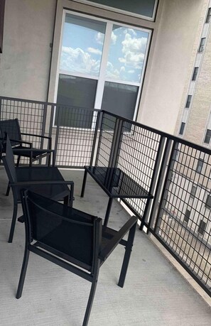 Terrace/patio - Luxury 2 King Bed 2 Bath Apt; Downtown Houston Walking Distance to Toyota Center (Houston)