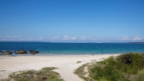 Una spiaggia nelle vicinanze