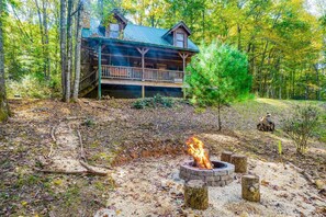 Property grounds - Beautiful hand hewn log cabin called the BlueBeary Bungalow. (Franklin)