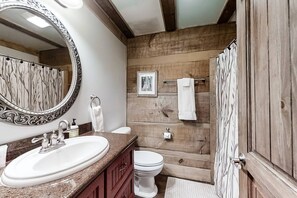 Douche, serviettes fournies, savon, shampoing