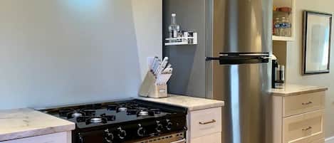 Frigorifero, microonde, forno, piano cottura
