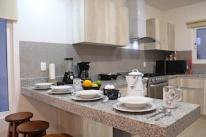 Mikrobølgeovn, blender, køkkentøj/tallerkener/redskaber