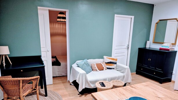 Une pièce comprenant un lit, un bureau, une chaise, une table à manger et une armoire.