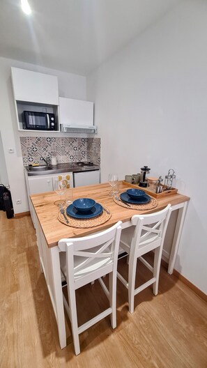 Réfrigérateur, micro-ondes, plaque de cuisson, cafetière/bouilloire