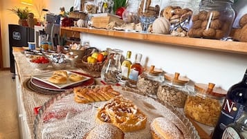 Desayuno bufé gratuito y diario