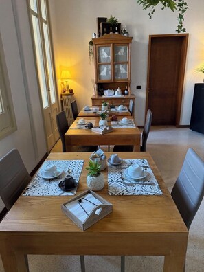 بوفيه فطور مجانًا يوميًا