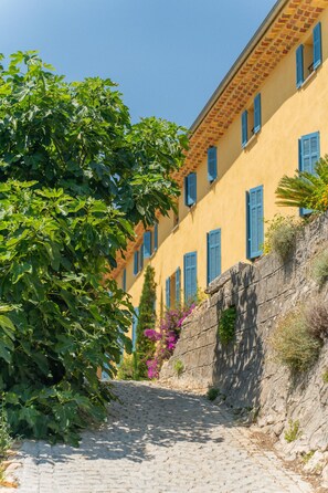 Vista frontal de la propiedad