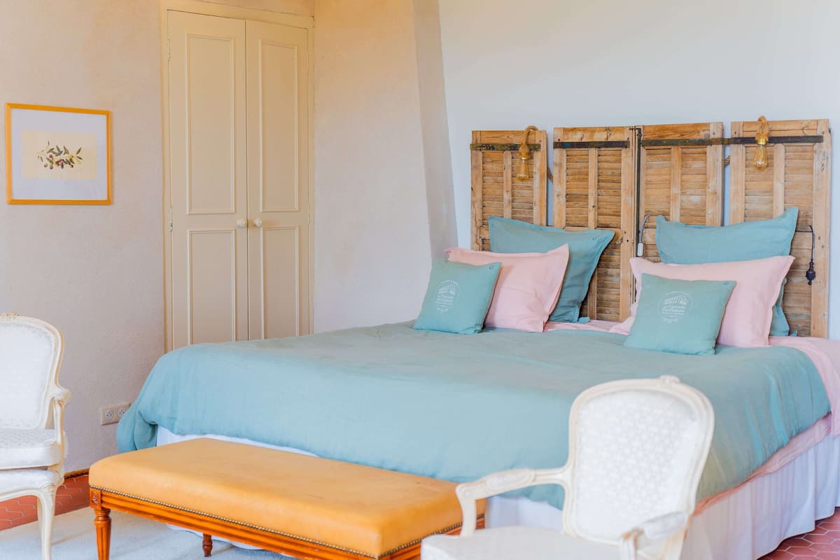 Habitación doble exclusiva, 1 cama King size, hidromasaje | 1 habitación, ropa de cama de alta calidad y decoración personalizada
