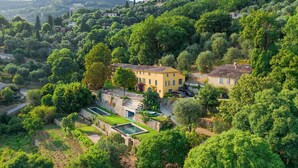 A villa surrounded by lush greenery and a swimming pool. - Domaine de la Cascade Parfumée (Grasse)