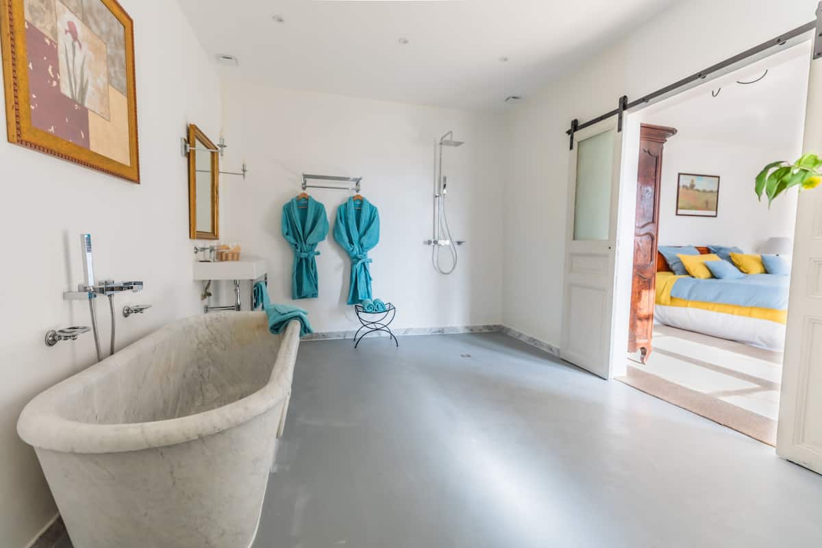 Habitación doble Elite, con acceso para personas discapacitadas | Baño | Amenidades de baño gratuitas, secadora de cabello, batas, toallas