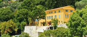 Vista frontal de la propiedad