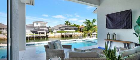 Een verwarmd zwembad