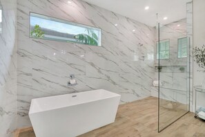 Towels - 4 BEDROOM/3 BATH- WATER FRONT-Modern Florida Contemporary Vacation Rental! 768 Amazon Ct. (Marco Island)