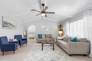 Smart TV, lettore DVD, libri