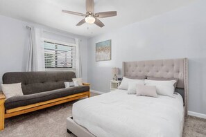 3 slaapkamers, een bureau, een strijkplank/strijkijzer, reisbedje