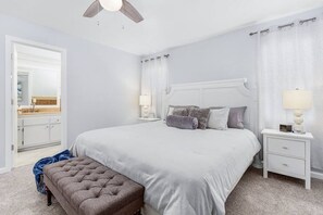 3 habitaciones, escritorio y tabla de planchar con plancha 
