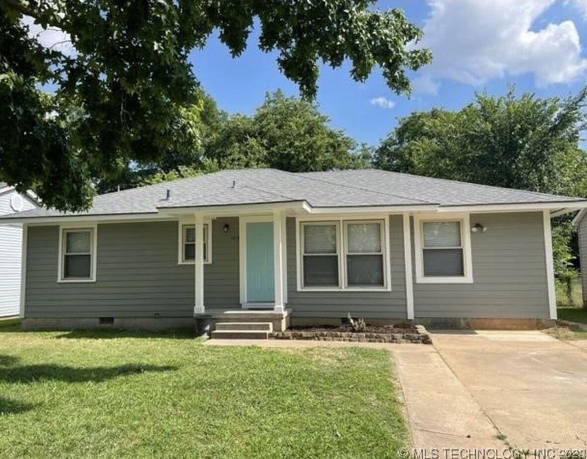 Cozy 3 bed,  1.5 bath centrally located in the heart of Durant. 