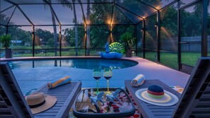 Een buitenzwembad en een verwarmd zwembad