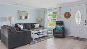 Unclassified image, 2 of 44, button - TWO BEDROOM/TWO BATH, SPARKLING HEATED POOL, MINUTES TO IMG and  ANNA MARIA ISLAND! (Bradenton)