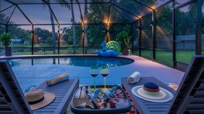 Een buitenzwembad en een verwarmd zwembad