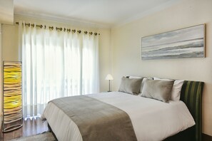 3 habitaciones, escritorio y tabla de planchar con plancha