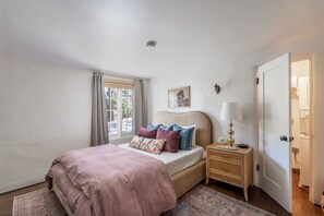 2 slaapkamers, een strijkplank/strijkijzer, internet, beddengoed