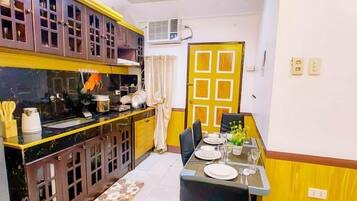 Frigorífico, placa de cocina, lavavajillas y utensilios de cocina