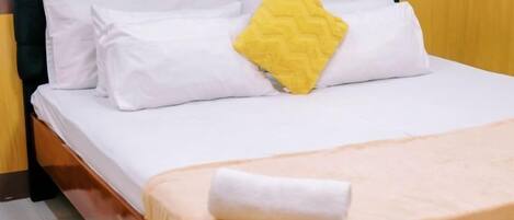 1 habitación, tabla de planchar con plancha y ropa de cama