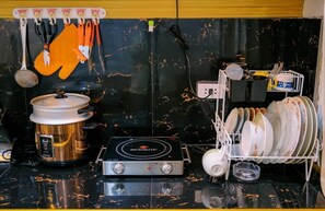 Fridge, stovetop, dishwasher, cookware/dishes/utensils