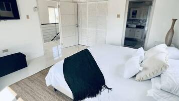 3 quartos, escrivaninha, ferros/tábuas de passar roupa, berço de viagem