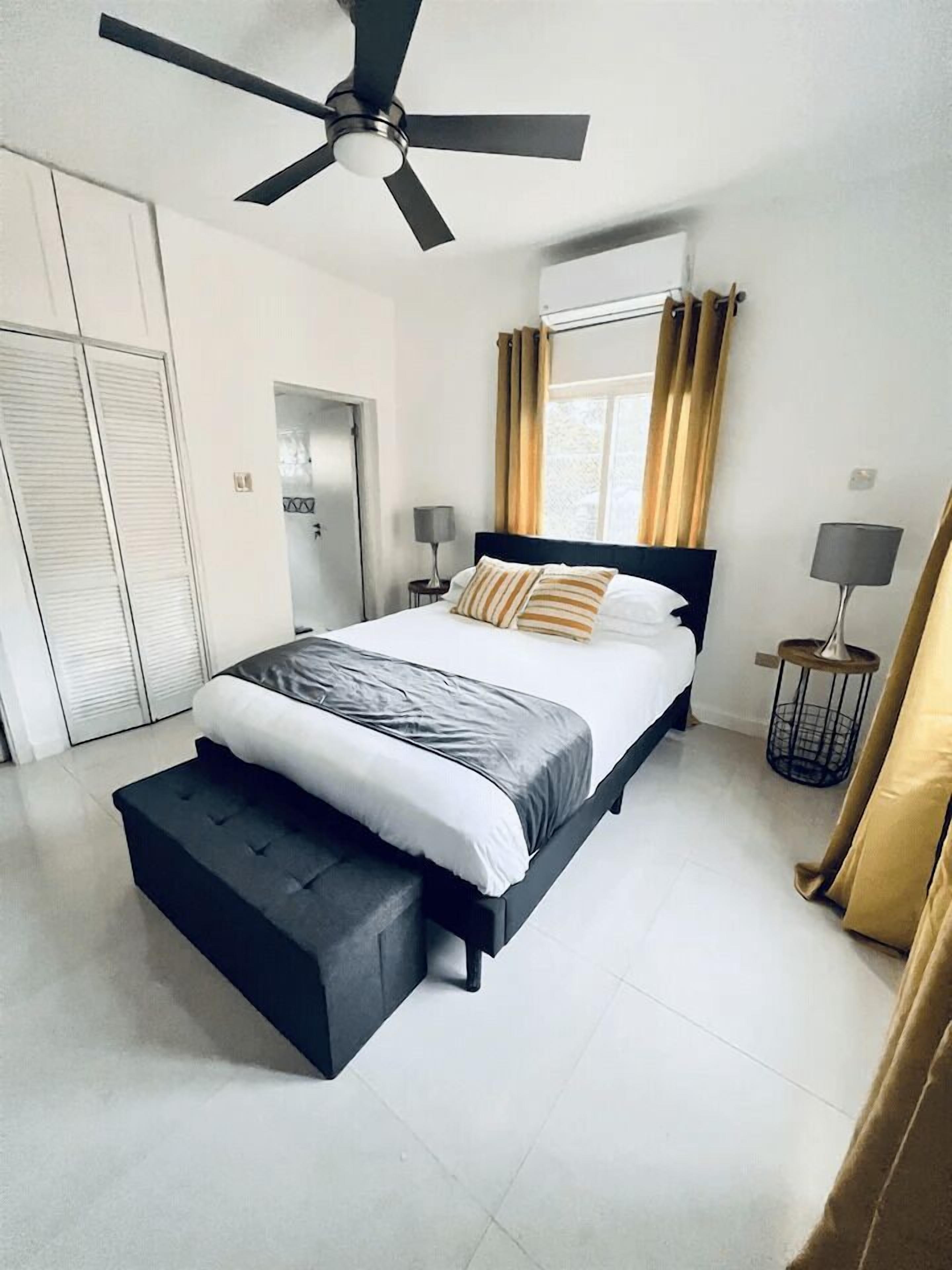 3 slaapkamers, een bureau, een strijkplank/strijkijzer, reisbedje