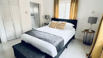 3 slaapkamers, een bureau, een strijkplank/strijkijzer, reisbedje