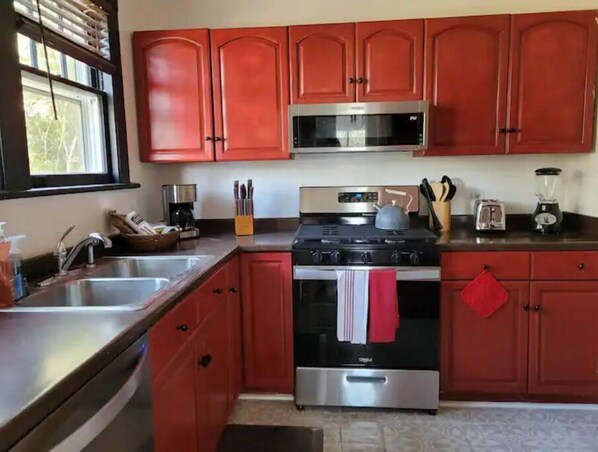 Køleskab, mikrobølgeovn, ovn, kogeplade